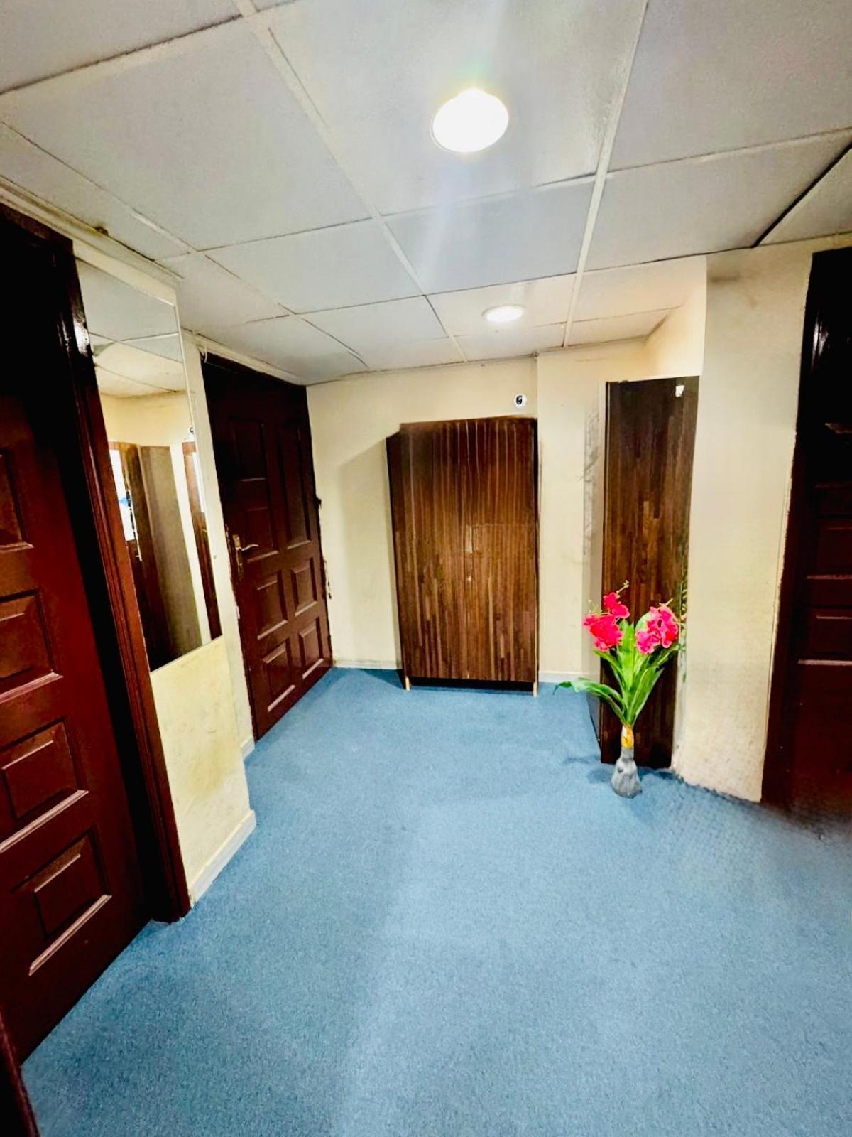 Classic Near Sharaf Dg & Burjuman Metro Homestay *
